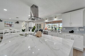 Fridge, microwave, oven, stovetop - Charming 3-bedroom house in lovely Apollo Beach with pool and boat lift (Apollo Beach)