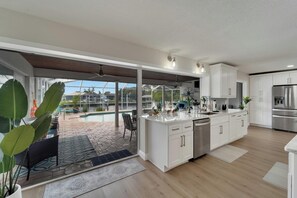 Fridge, microwave, oven, stovetop - Charming 3-bedroom house in lovely Apollo Beach with pool and boat lift (Apollo Beach)