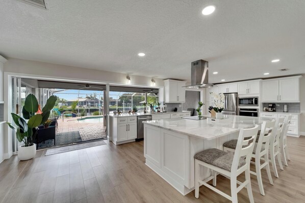 Fridge, microwave, oven, stovetop - Charming 3-bedroom house in lovely Apollo Beach with pool and boat lift (Apollo Beach)