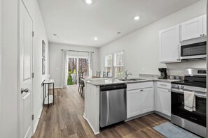Fridge, microwave, oven, stovetop - 3-bedroom townhome in amazing Calabash next to Meadowlands Golf Course & Beach (Calabash)