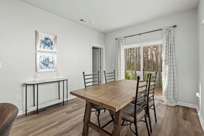 Dining - 3-bedroom townhome in amazing Calabash next to Meadowlands Golf Course & Beach (Calabash)
