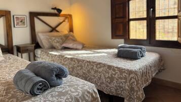 3 chambres, fer et planche à repasser, Wi-Fi gratuit, draps fournis
