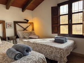 3 chambres, fer et planche à repasser, Wi-Fi gratuit, draps fournis