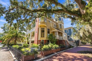 A historic building with a prominent bay window, a brick facade, and a large porch area. - Private studio/parking in historic mansion, close to forsyth park, dogs welcome (Savannah)