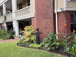 Exterior detail - Private studio/parking in historic mansion, close to forsyth park, dogs welcome (Savannah)