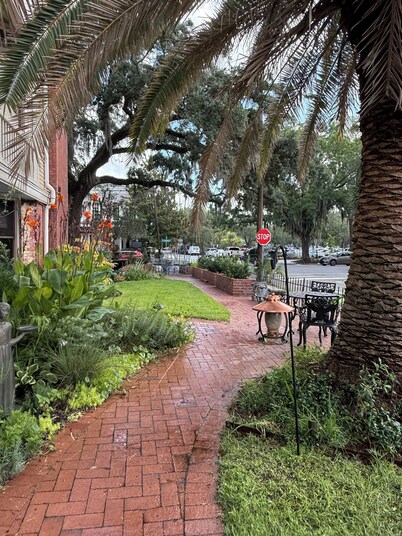 Private studio/parking in historic mansion, close to forsyth park, dogs welcome