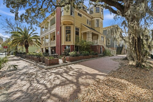 Private studio/parking in historic mansion, close to forsyth park, dogs welcome