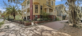 Private studio/parking in historic mansion, close to forsyth park, dogs welcome