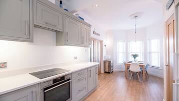 Réfrigérateur, micro-ondes, four, lave-vaisselle