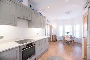 Réfrigérateur, micro-ondes, four, lave-vaisselle