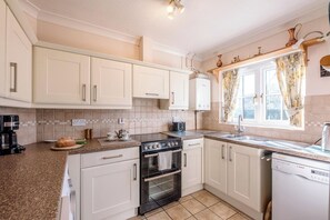 Fridge, microwave, oven, dishwasher - 3 Barley Lands, Aldeburgh (Aldeburgh)