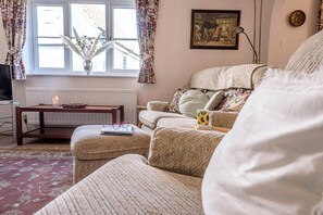 TV, fireplace - 3 Barley Lands, Aldeburgh (Aldeburgh)