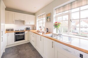 Fridge, oven, dishwasher, coffee/tea maker - The Little House, Southwold (Southwold)