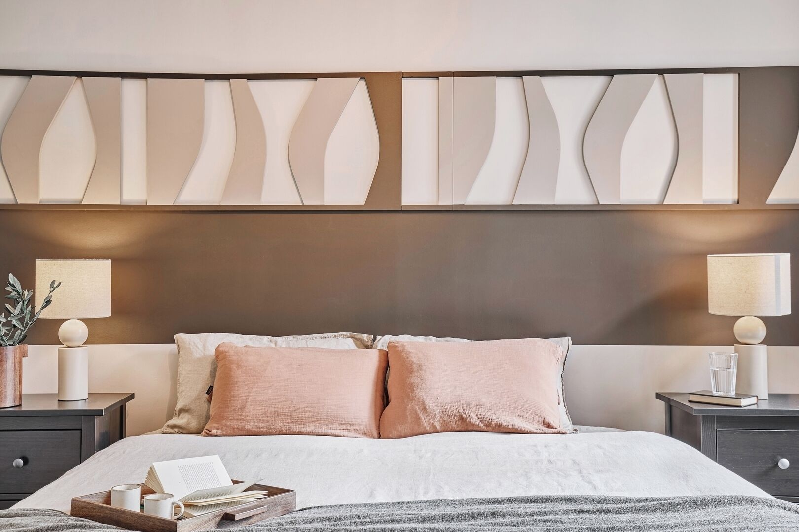 Een strijkplank/strijkijzer, wifi, beddengoed