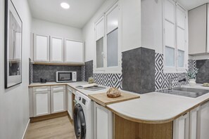 Kühlschrank, Mikrowelle, Ofen, Herdplatte