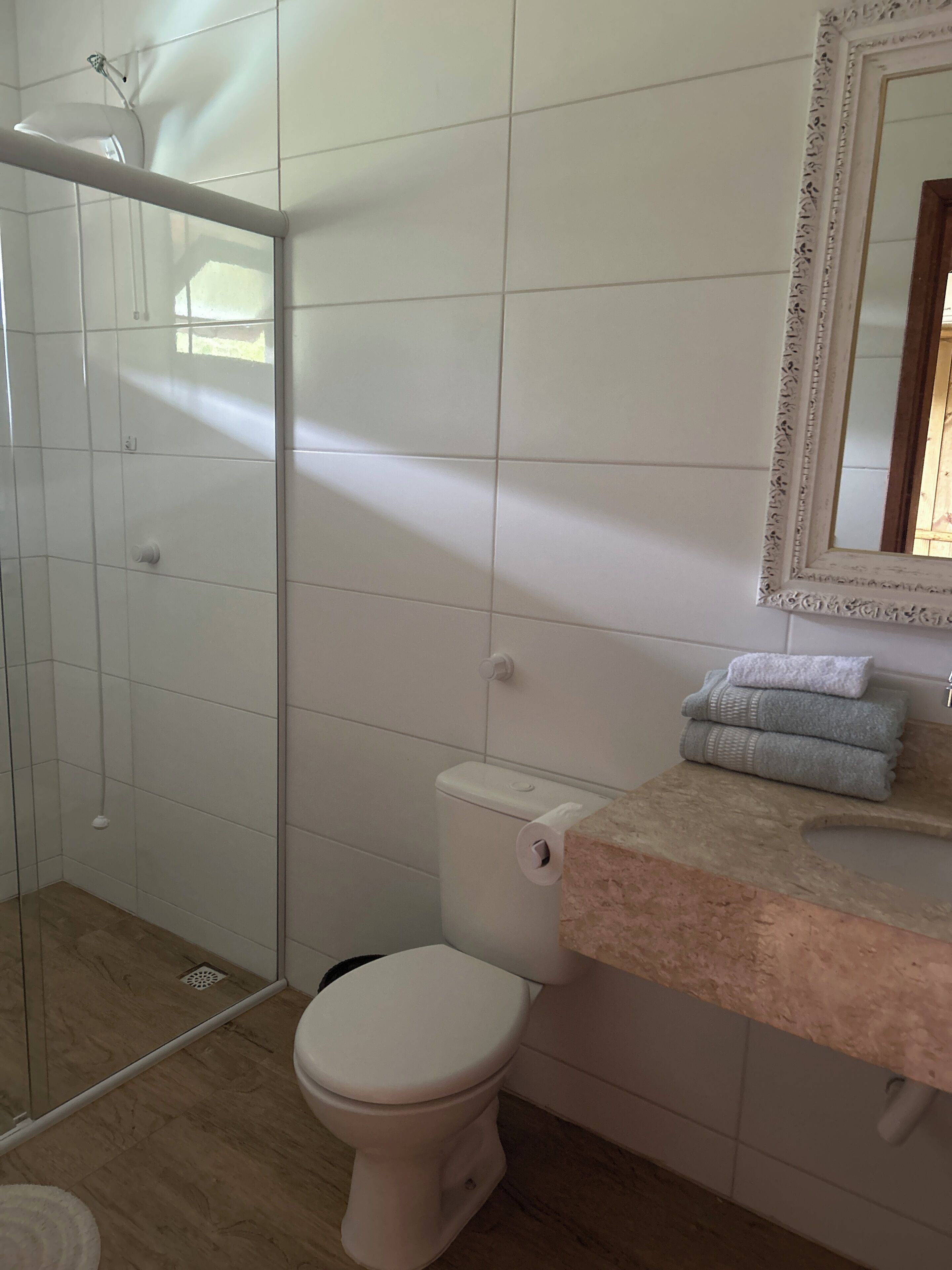 Classic-Zimmer | Badezimmer | Dusche, Regendusche, Handtücher, Toilettenpapier