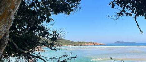 Na praia, areia branca, barracas de praia (sobretaxa), espreguiçadeiras