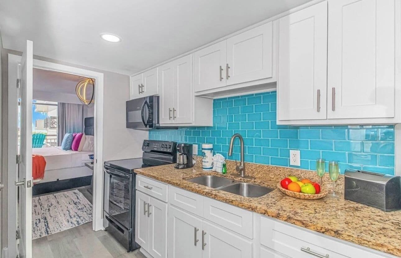 Geladeira, micro-ondas, fogão, cooktop