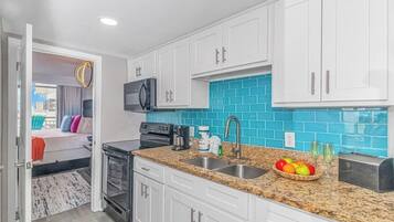 Geladeira, micro-ondas, fogão, cooktop