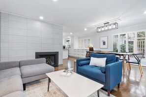 Smart TV, fireplace - Charming Home in Bellevue – Near Downtown! (Bellevue)