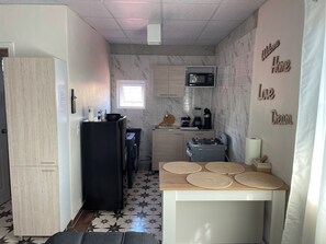 Fridge, microwave, oven, coffee/tea maker