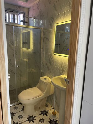 Dusche, Haartrockner, Handtücher, Seife