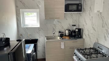 Refrigerador, microondas, horno y cafetera y tetera