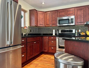 Fridge, microwave, oven, stovetop - Charming 3 bedroom 2 bathroom home (Kalkaska)