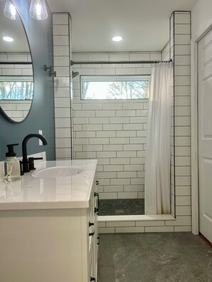 Douche, serviettes fournies, papier toilette