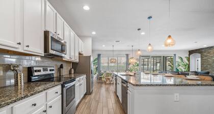 Arcade, Waterpark, Theater, LEGO Room, Pool & Spa, Dual 86” TVs: Paradise Palms