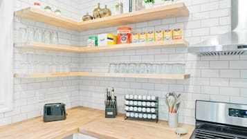 Mikrobølgeovn, ovn, kokeplater og oppvaskmaskin