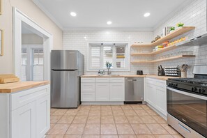 Microwave, oven, stovetop, dishwasher - Charming High Point Retreat, near HP Market & HP University (High Point)