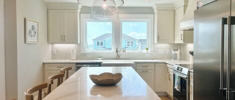 Een koelkast, een kookplaat, een vaatwasser