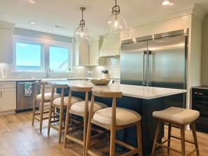 Kjøleskap, kokeplater, oppvaskmaskin og kaffetrakter/tekoker