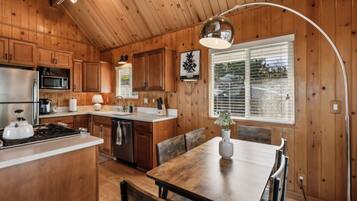 Cabin, 3 Bedrooms | Private kitchen | Fridge, oven, coffee/tea maker, electric kettle