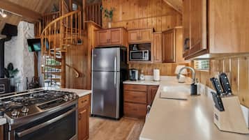 Cabin, 3 Bedrooms | Private kitchen | Fridge, oven, coffee/tea maker, electric kettle