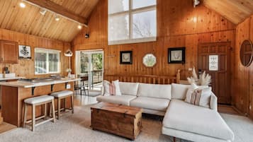 Chalet rustique, 3 chambres | Aire de séjour | Téléviseur connecté, services de diffusion en continu