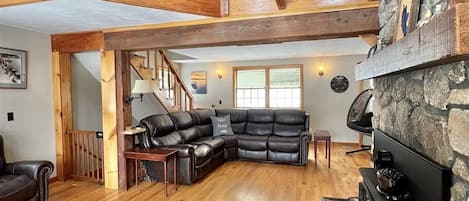 Villa, 5 chambres | Aire de séjour | Téléviseur connecté