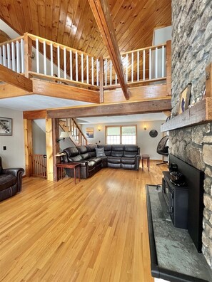 Villa, 5 Schlafzimmer | Wohnbereich | Smart-TV