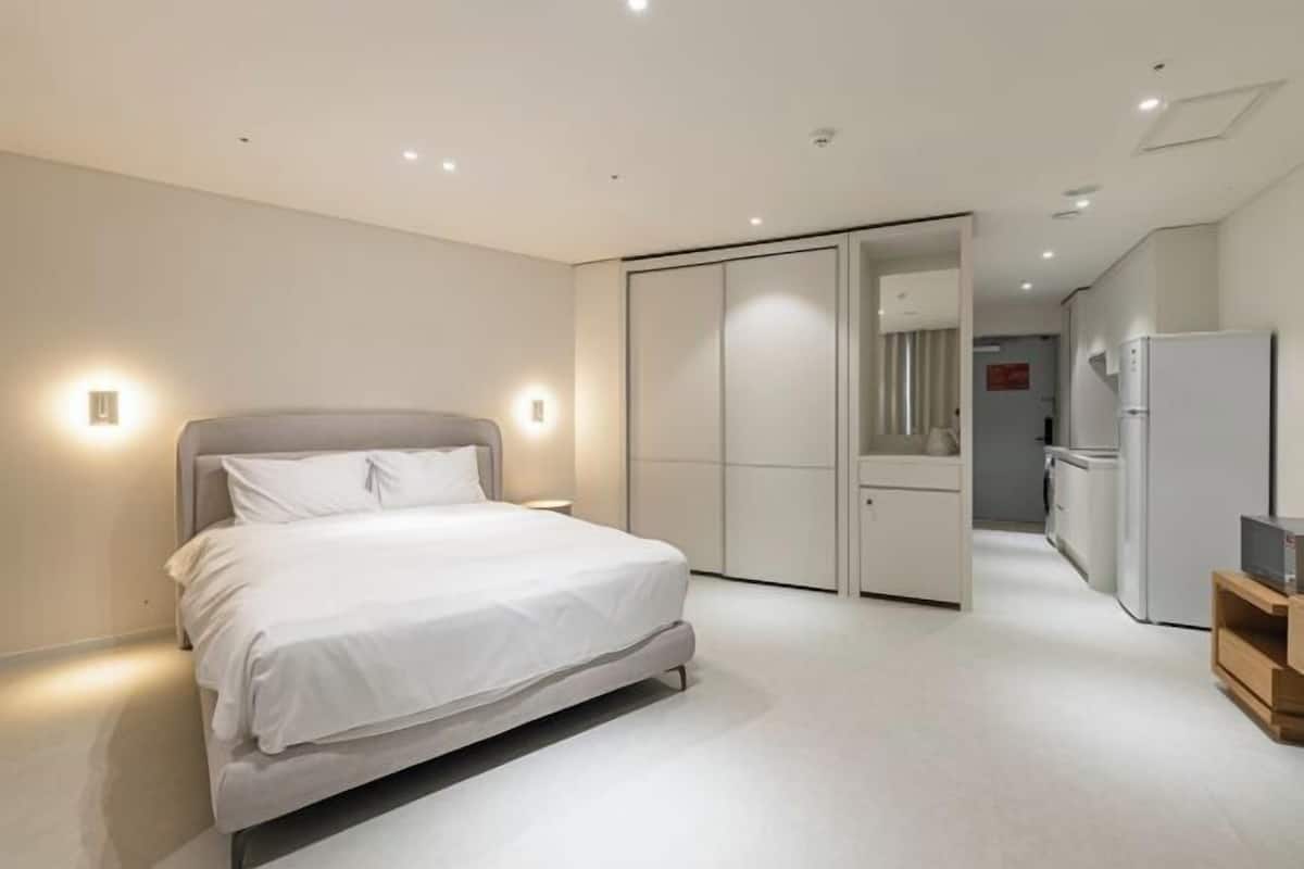 Blackout curtains, free WiFi, bed sheets