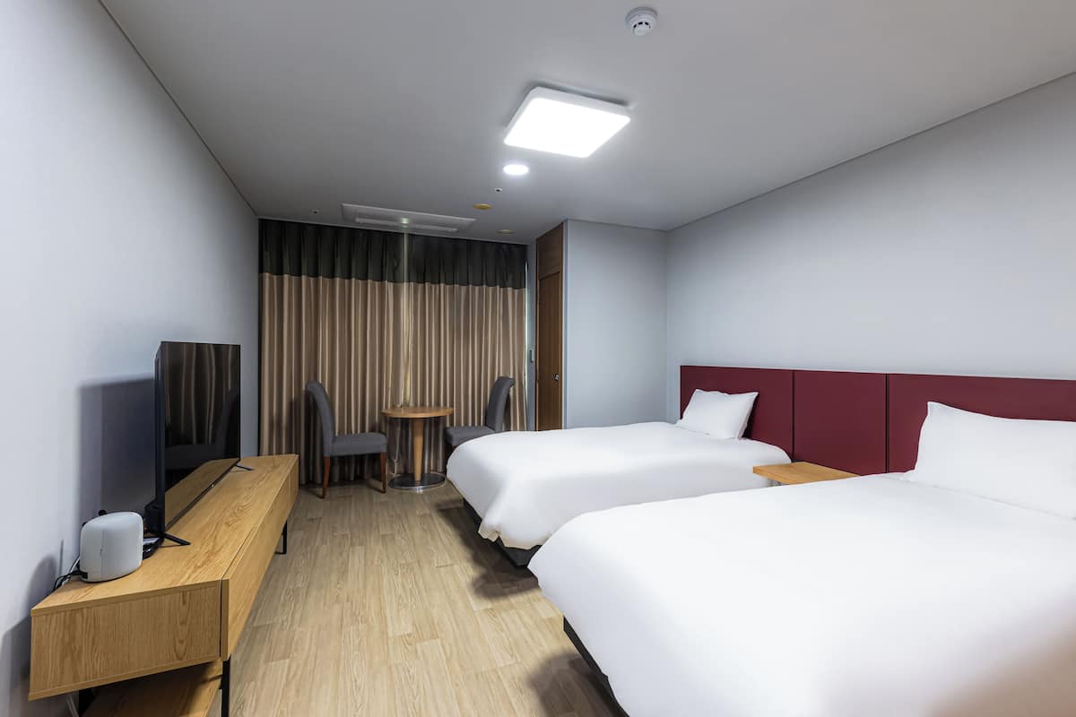 Blackout drapes, free WiFi, bed sheets