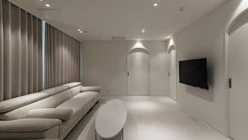 Suite B | Living area | 50-inch Smart TV with cable channels, heated floors