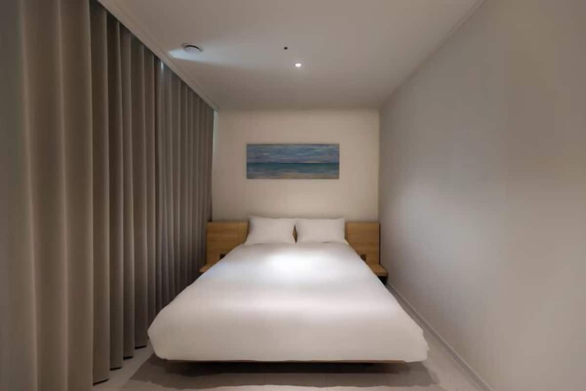 Blackout curtains, free WiFi, bed sheets