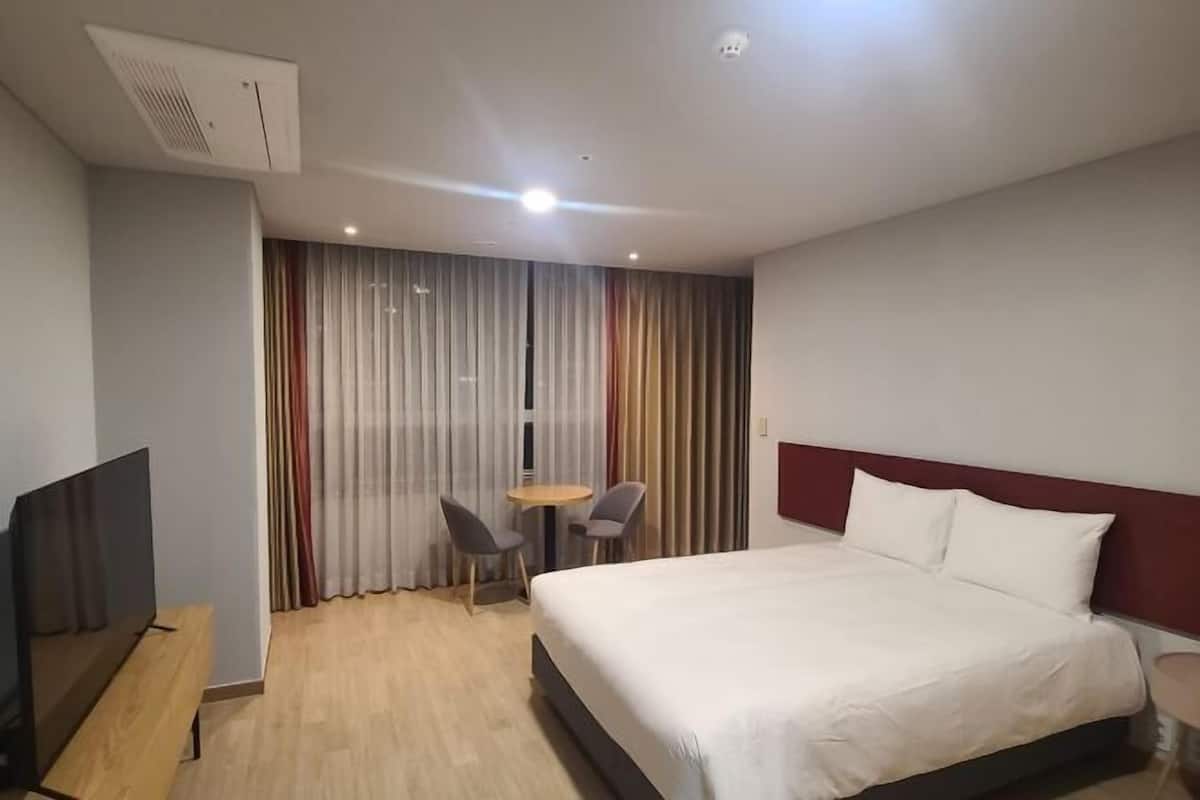 Blackout curtains, free WiFi, bed sheets