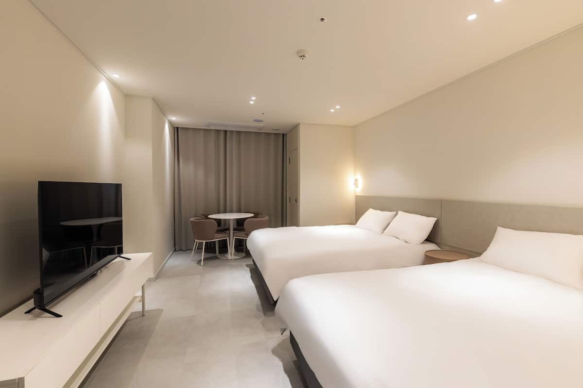 Blackout drapes, free WiFi, bed sheets