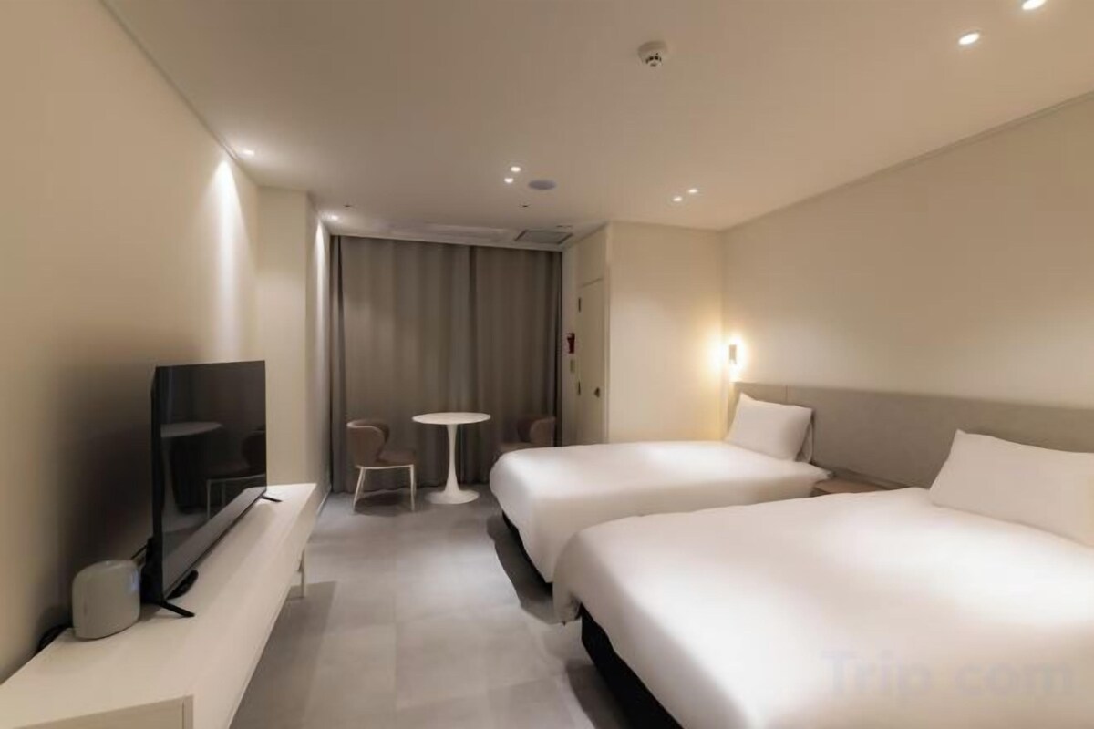 In-room safe, blackout curtains, free WiFi, bed sheets