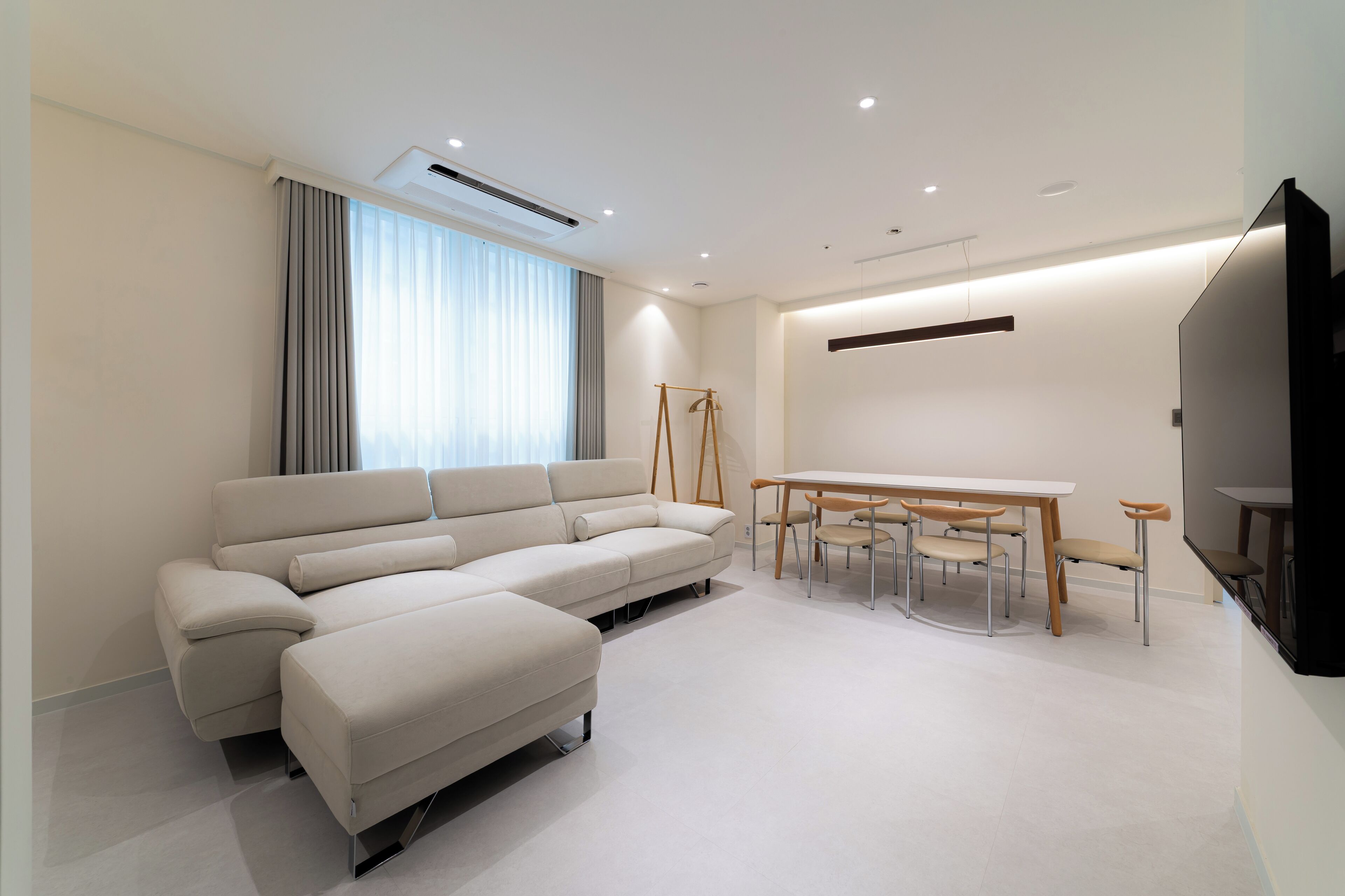 Suite (C) | Living area | 50-inch Smart TV with cable channels, heated floors