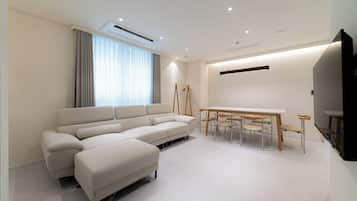 Suite (C) | Living area | 50-inch Smart TV with cable channels, heated floors