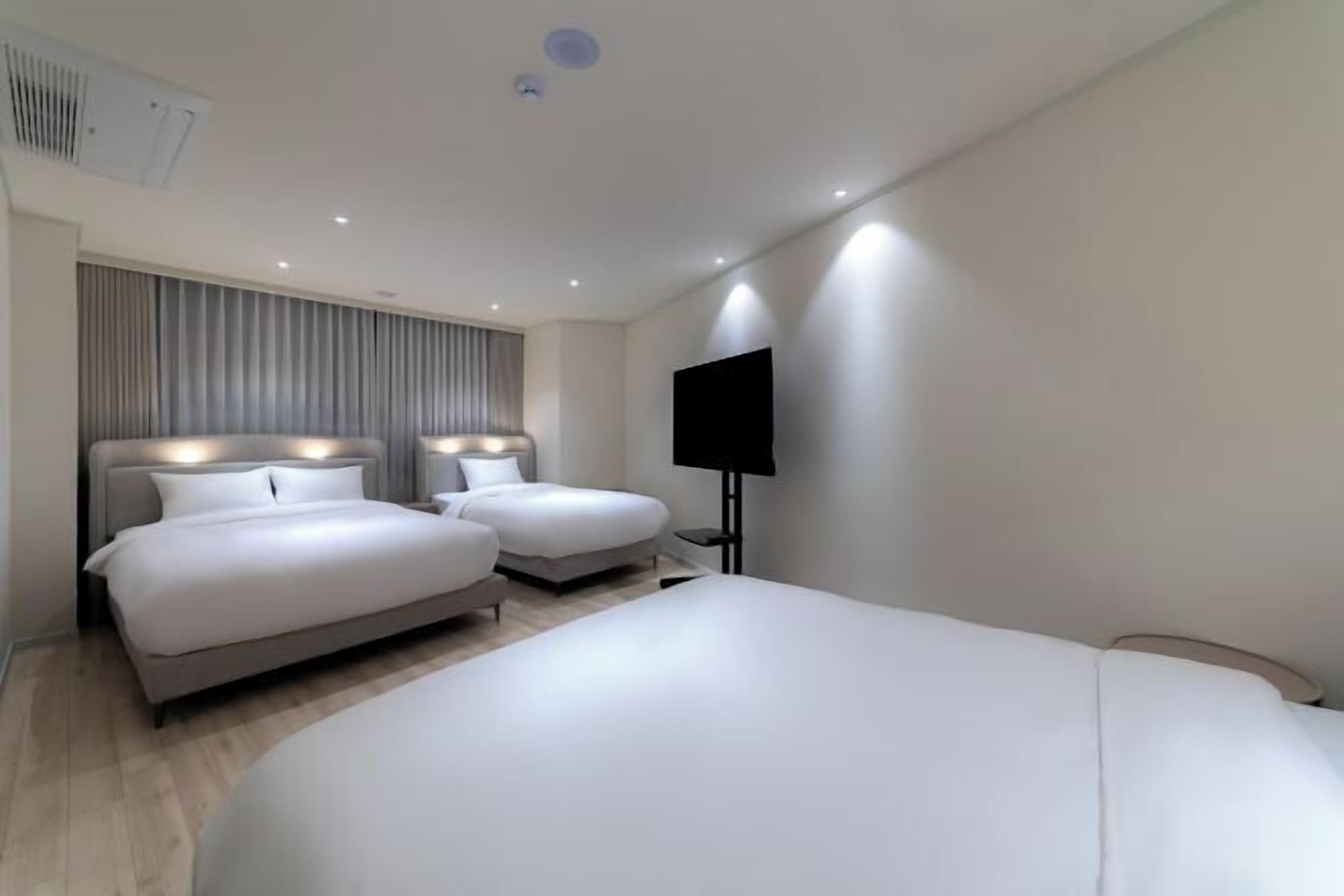 Cortinas opacas, wifi gratis, ropa de cama