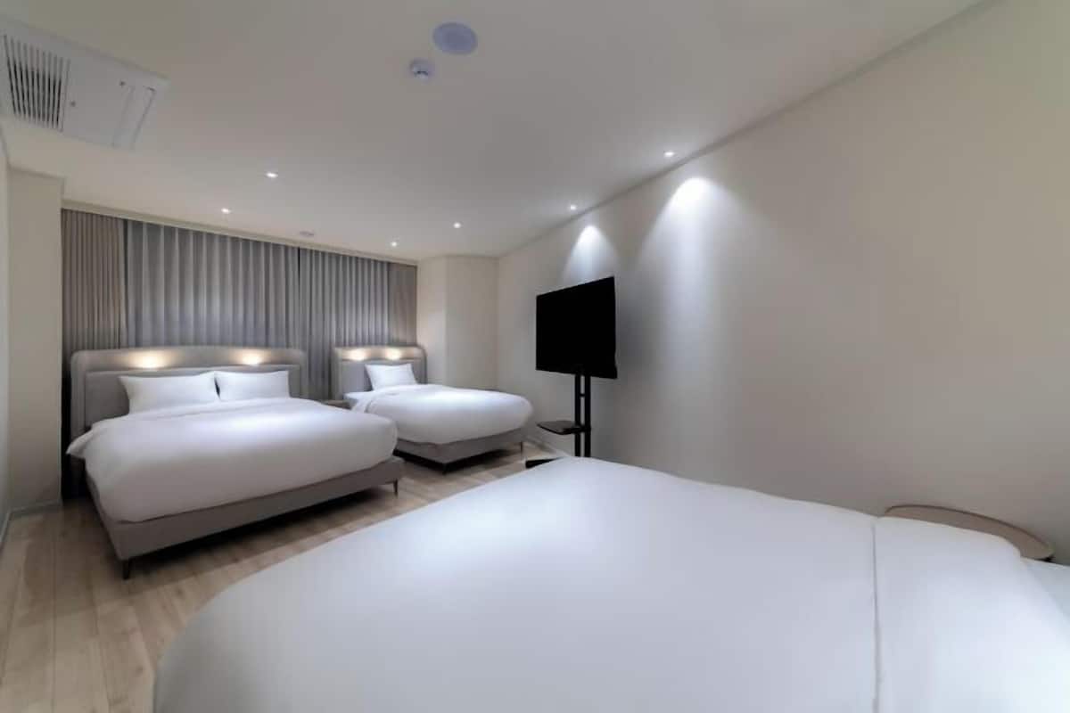 Blackout drapes, free WiFi, bed sheets